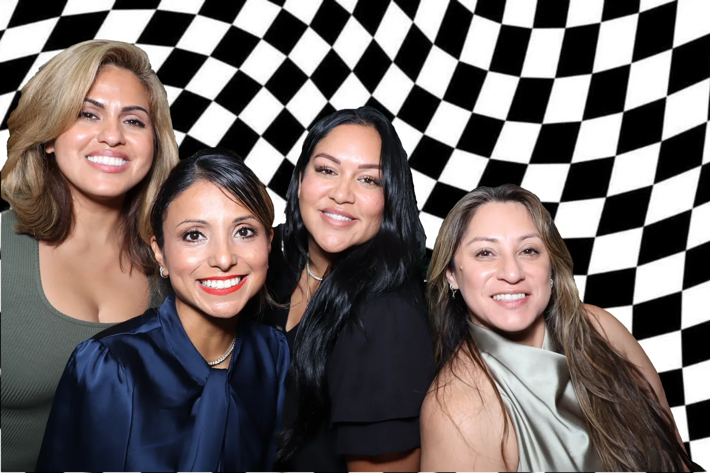 Cuatro invitadas posando en una foto de Digital Pro con un fondo de cuadros blancos y negros