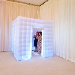 Cabina inflable blanca iluminada