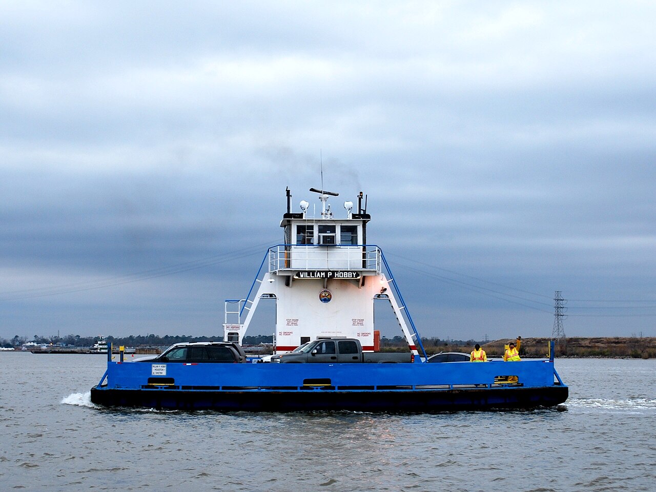 Lynchburg Ferry transportando vehículos por el Houston Ship Channel cerca de Channelview