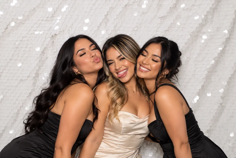 White Sequin Backdrop en una foto de invitados