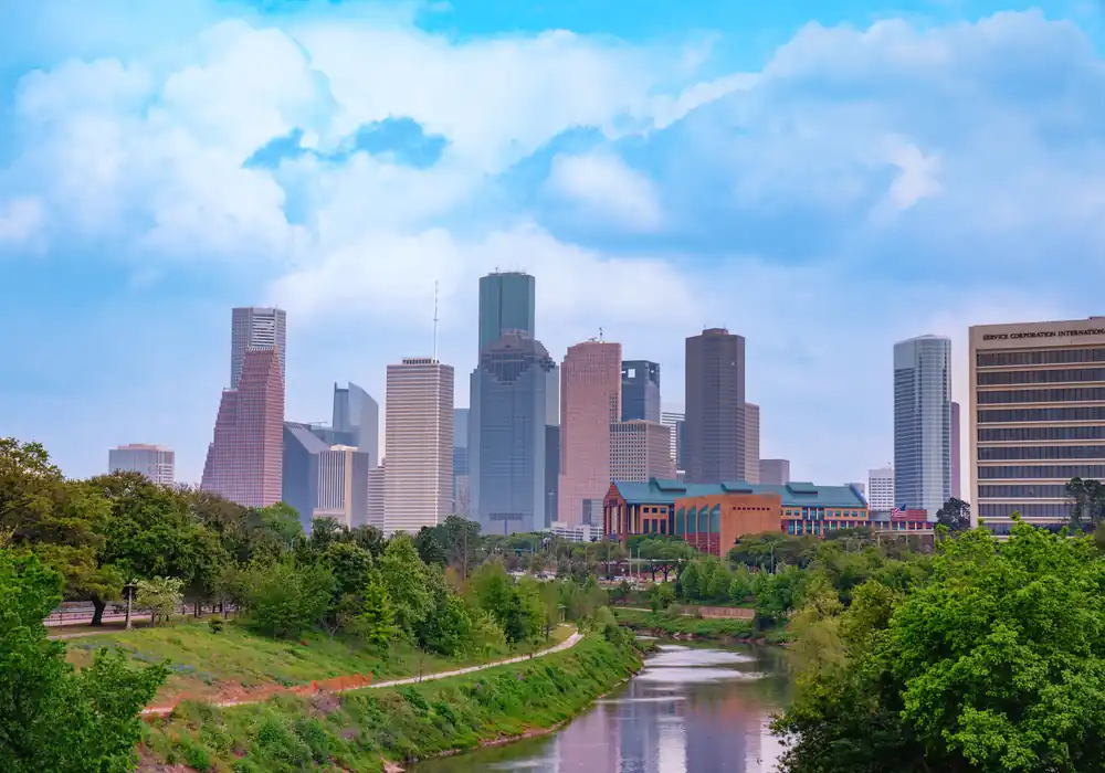 Edificios del centro de Houston detrás de Buffalo Bayou Park y Buffalo Bayou.