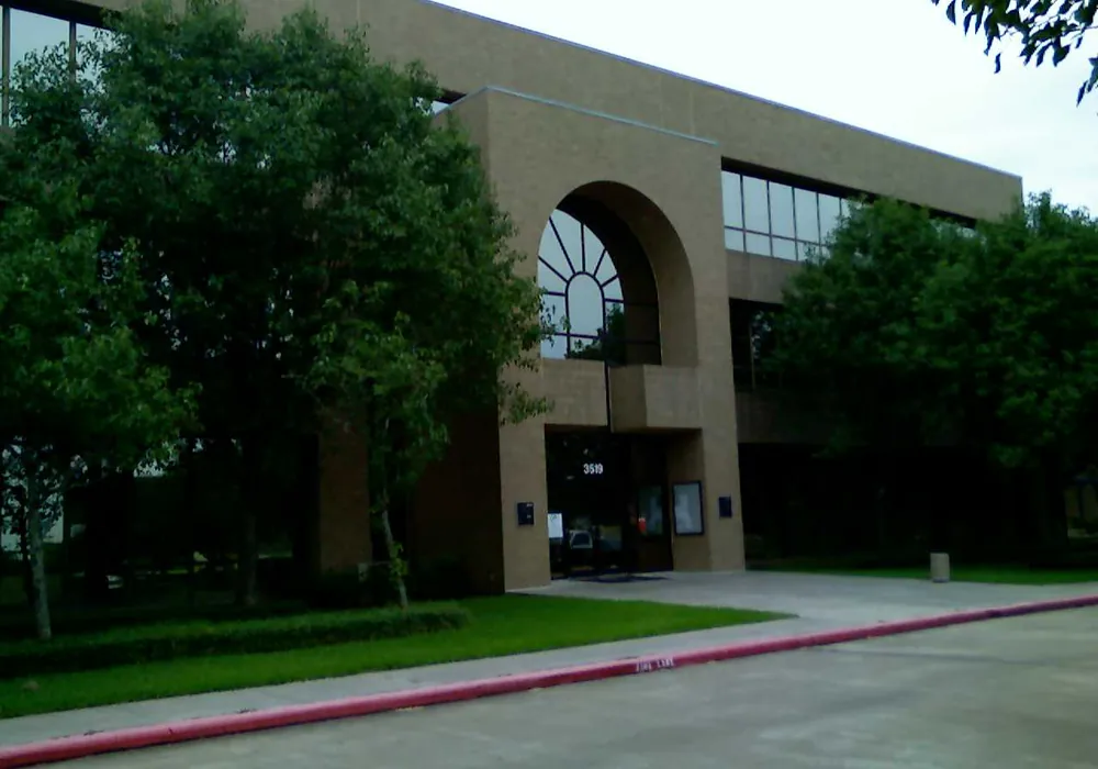 Entrada del Ayuntamiento de Pearland, rodeada de árboles en Pearland, Texas.