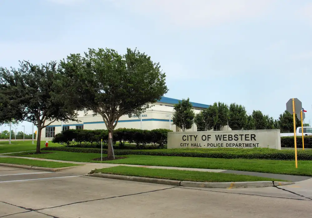 Letrero de la ciudad de Webster frente al Ayuntamiento y Departamento de Policía en Webster, Texas.